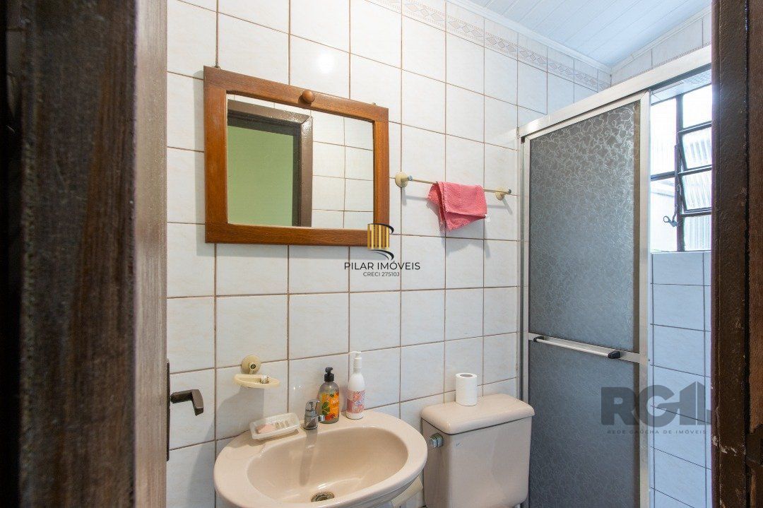 Casa térrea, 3 quartos, 2 banheiros, com pátio no Bairro Cavalhada