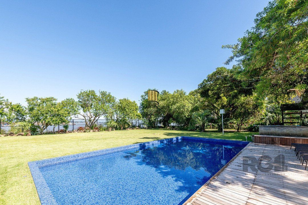 Casa em condomínio fechado beira de rio, de frente para o clube dos Jangadeiros.