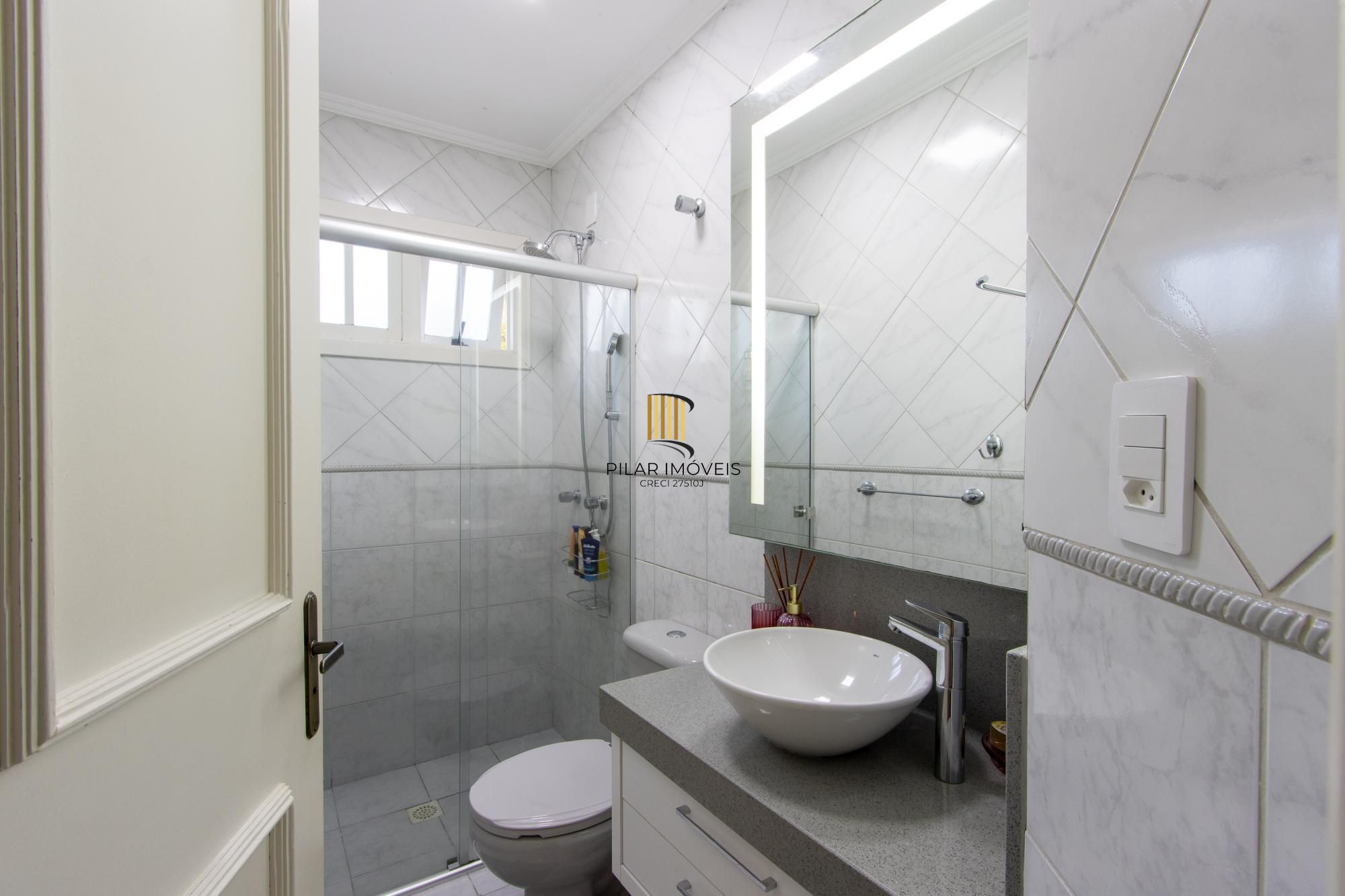 Oportunidade - Casa  Confortável de 3 Dormitórios na Zona Sul de Porto Alegre.