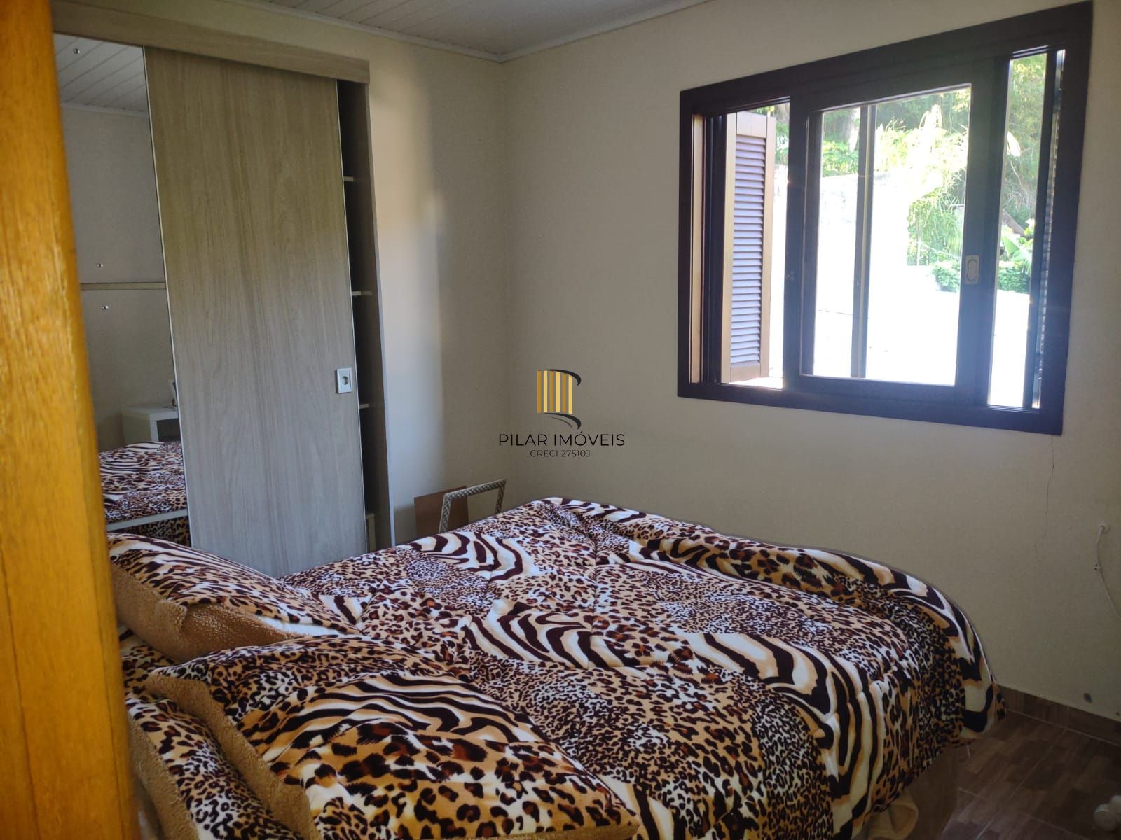 Casa com 4 quartos, suíte, piscina, lareira, churrasqueira em um terreno de 616m².