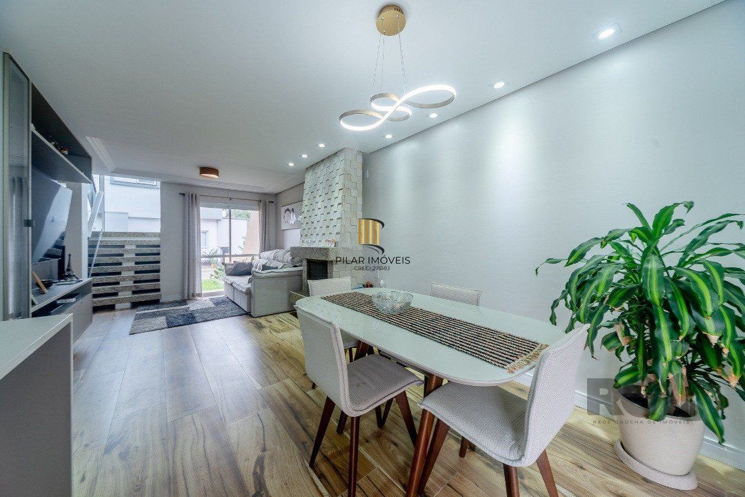 Casa em condominio com excelente padrão construtivo, possui 3 dormitórios, sendo 1 suíte máster com closet e sacada