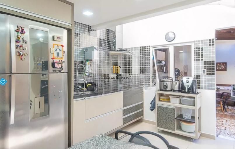 Linda casa com 3 dormitórios, sendo 1 Suíte, Sala Ampla no Condomínio de Ótima Localização