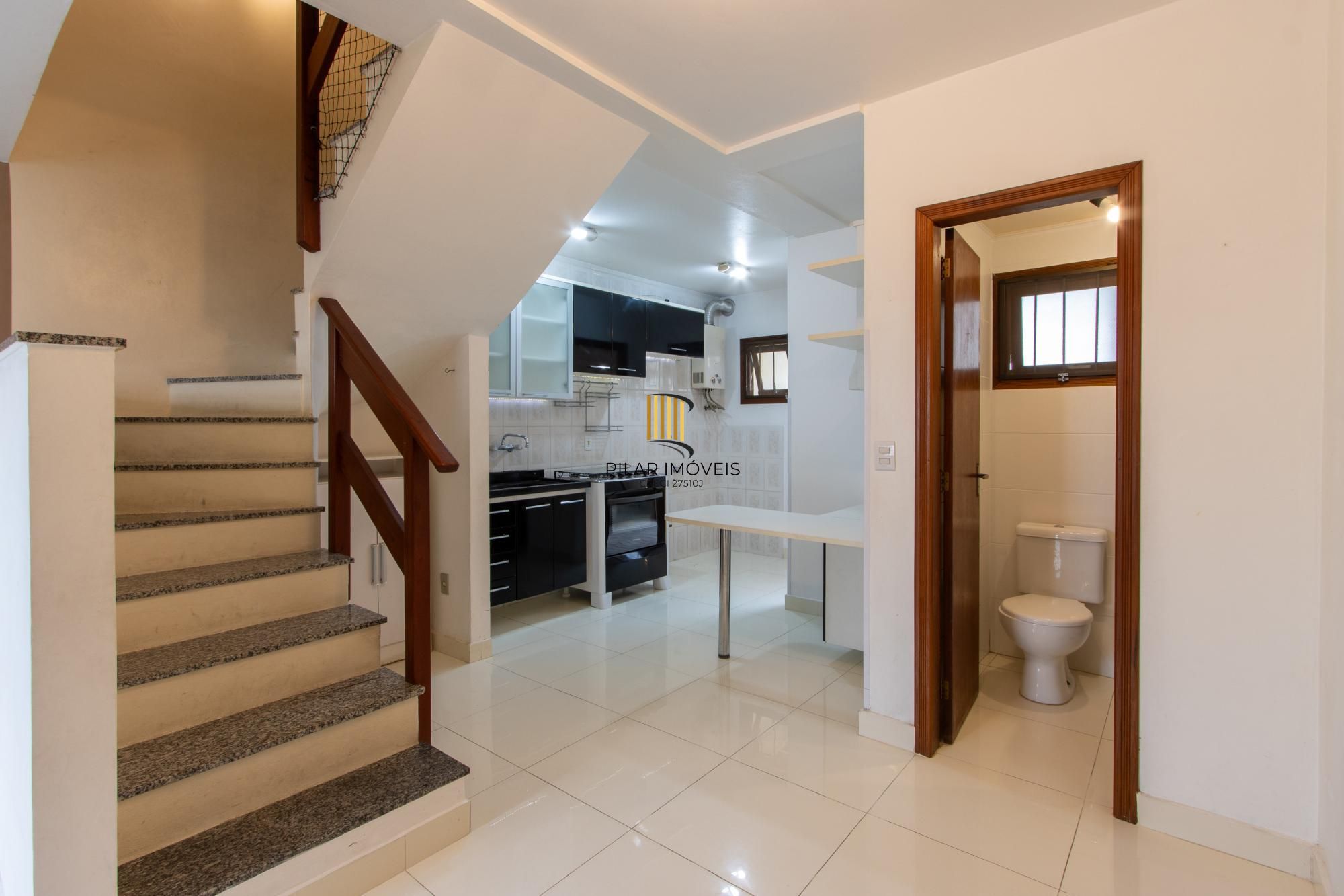 A casa possui 78m² de área construída, com um adicional de 20m²