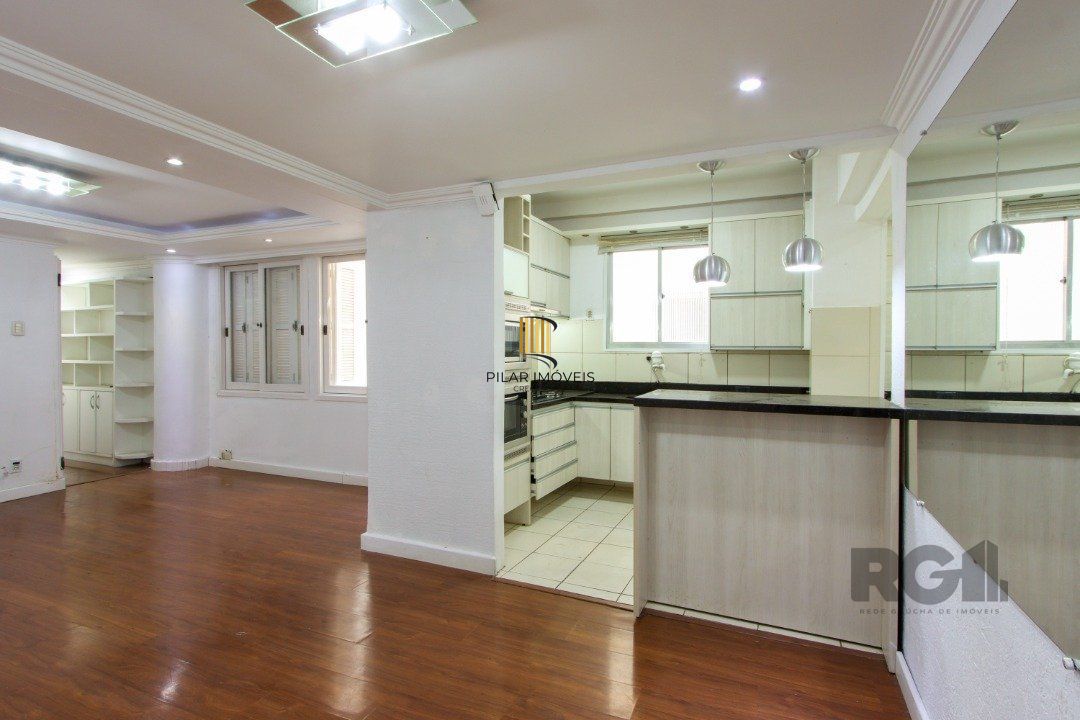Apartamento semi-mobiliado, possui 3 dormitórios, sendo 1 suíte