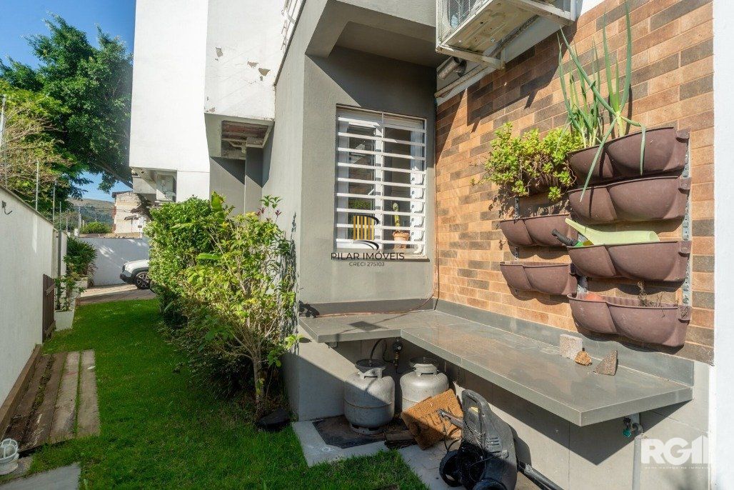 Casa, totalmente mobiliada, 3 dormitórios, 1 uma suíte com closet e sacada