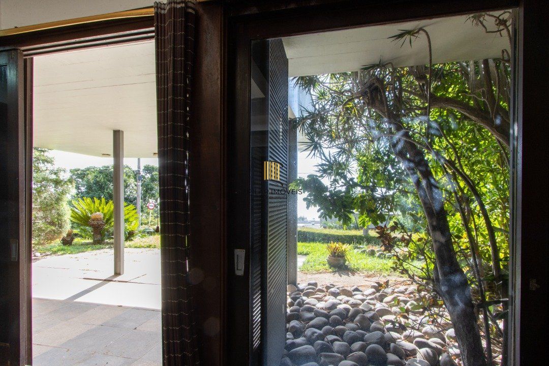 Casa com 724 m² privativos, 4 dormitórios sendo 4 suítes, 6 vagas sendo 3 cobertas