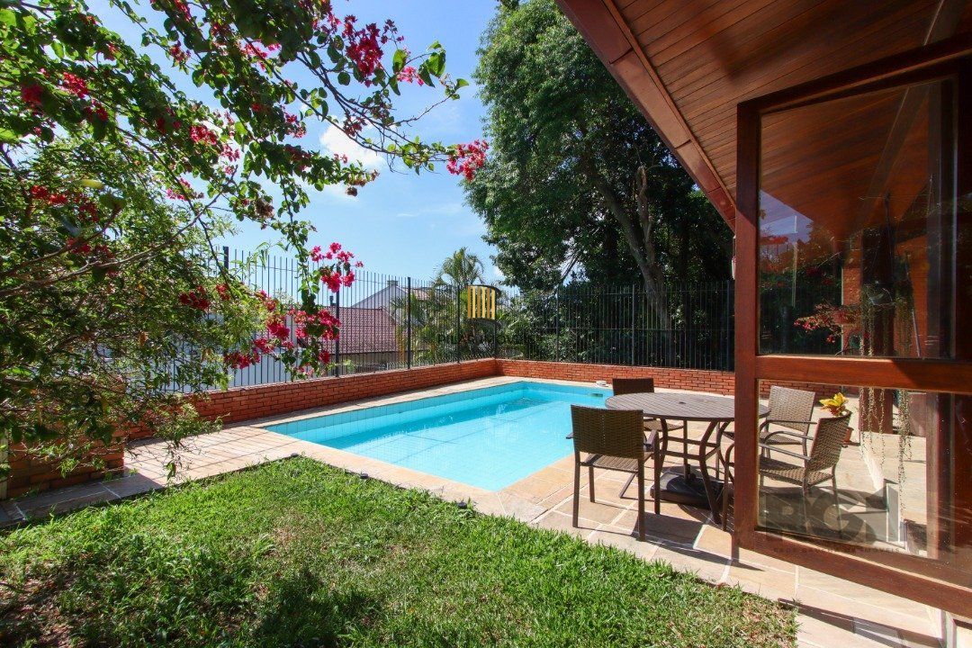 Casa com 4 dormitórios, sendo 1 suíte, com 2 vagas cobertas, no bairro Nonoai, Porto Alegre, RS