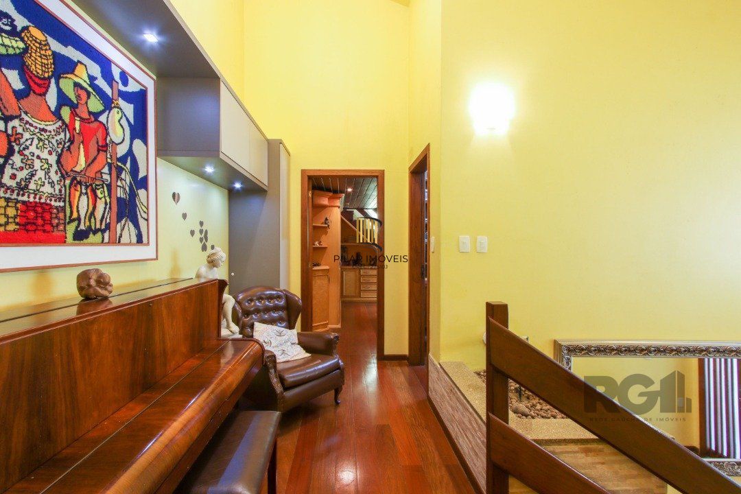 Casa com 4 dormitórios, sendo 1 suíte, com 2 vagas cobertas, no bairro Nonoai, Porto Alegre, RS