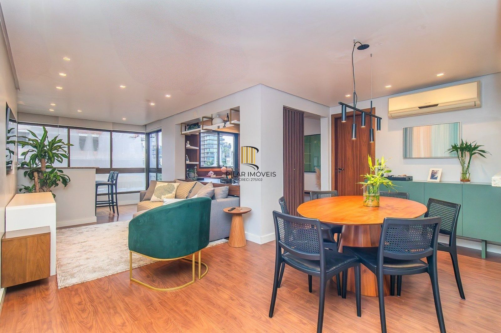 Apartamento Reformado e Mobiliado com 101m² e 2 Vagas no Coração do Rio Branco