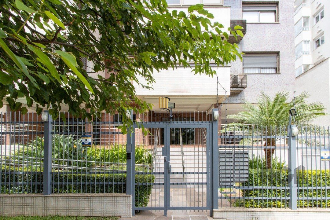 Apartamento possui 3 dormitórios, sendo 1 suíte, semi-mobiliado, com 107,27m² de área privativa, living para 2 ambientes, espaço gourmet com churrasqueira, cozinha com área de serviço; 2 vagas simples de garagem