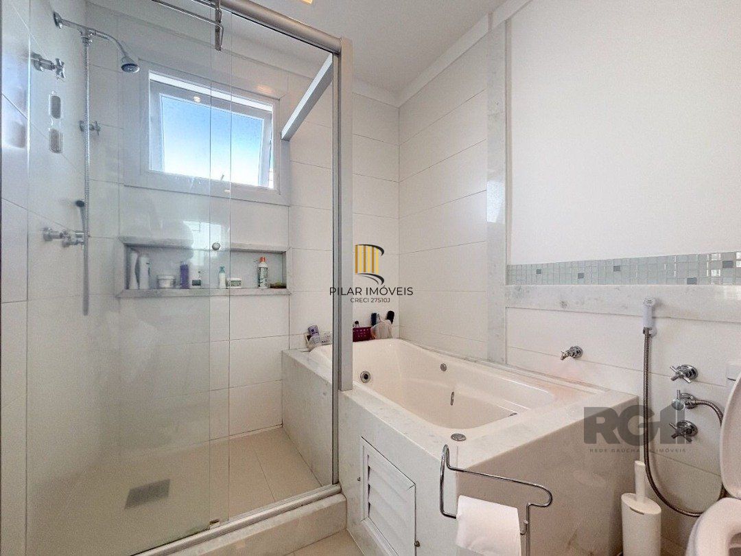 Casa em condomínio com pátio, piscina, 3 suítes e 2 vagas