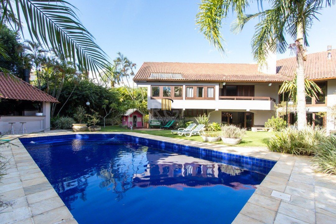 Casa de Condomínio 8 dormitórios no bairro Cavalhada