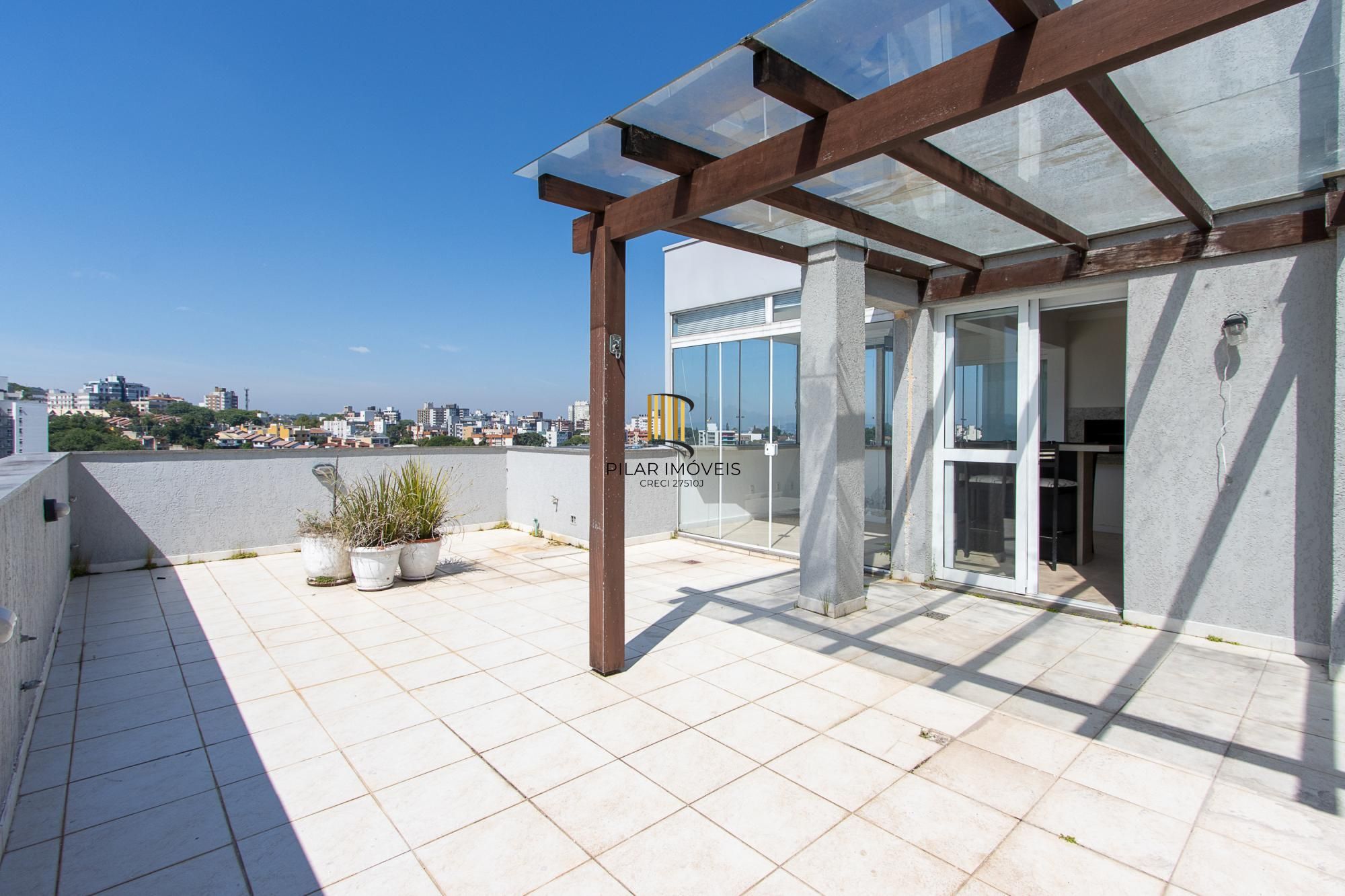 Cobertura de 3 dormitórios, 1 suíte e duas vagas de garagem no bairro Cristal.