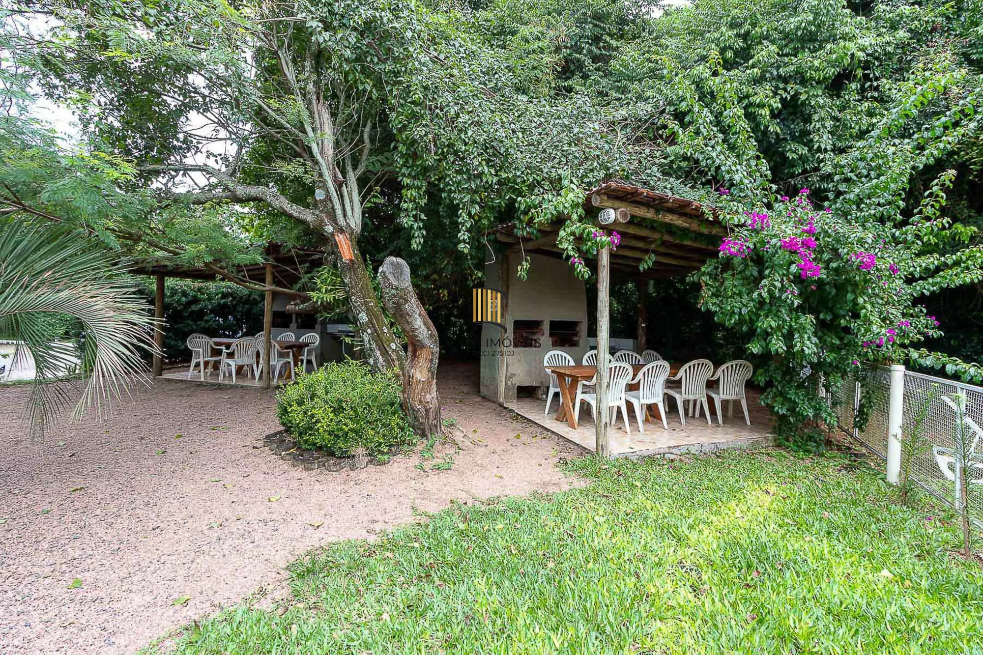 Apartamento de 3 dormitórios, 1 banheiro e uma vaga de garagem.