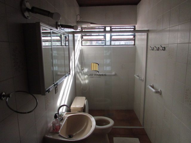 Casa térrea, com 3 dormitórios, 1 suíte, no bairro Nonoai.