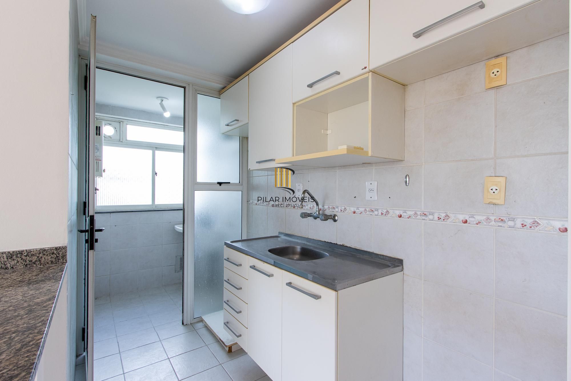 Apartamento de 3 dormitórios, 1 banheiro e uma vaga de garagem.