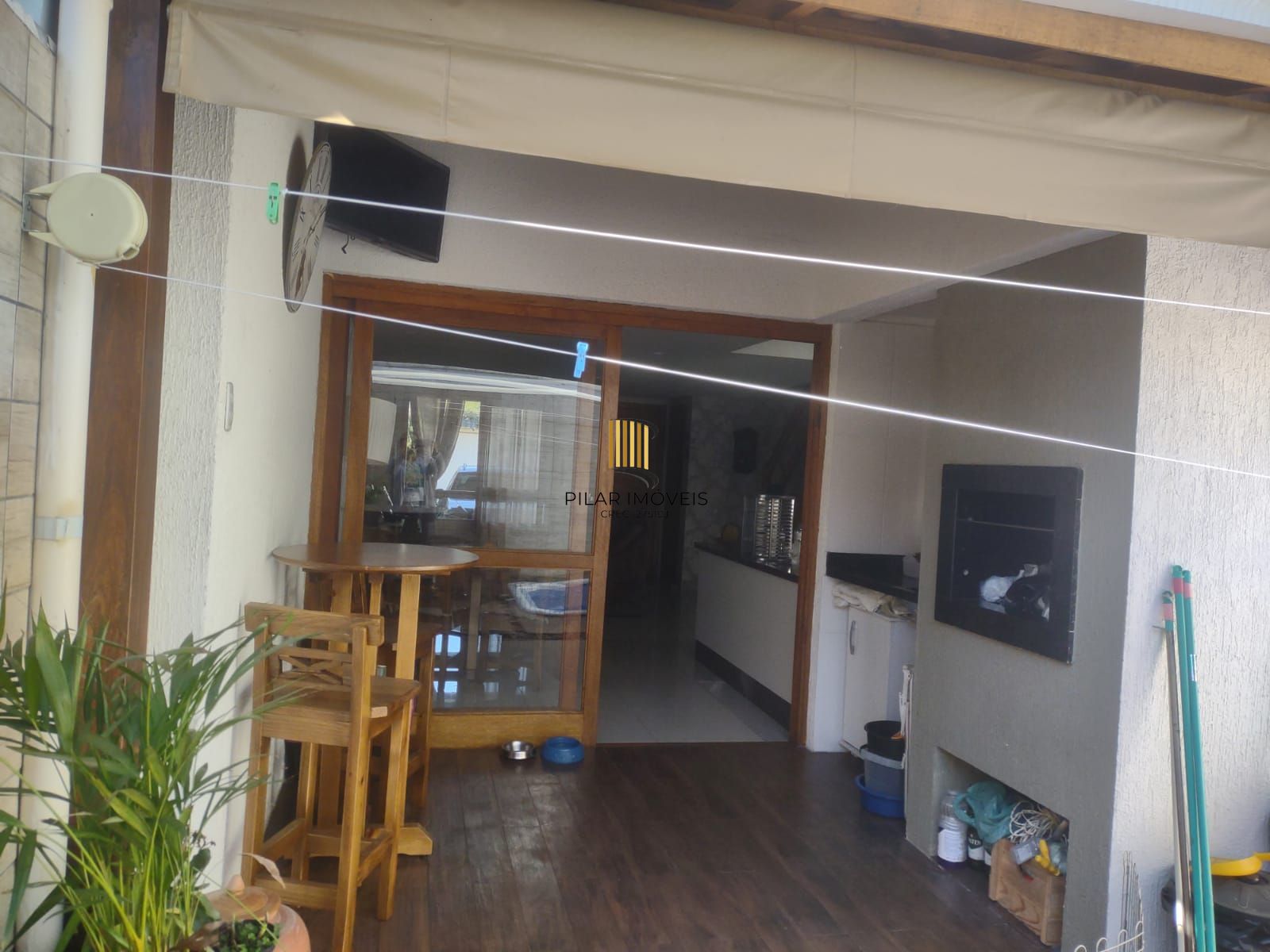 Casa de condomínio, 3 quartos, 1 suíte, piscina e 2 vagas de garagem;