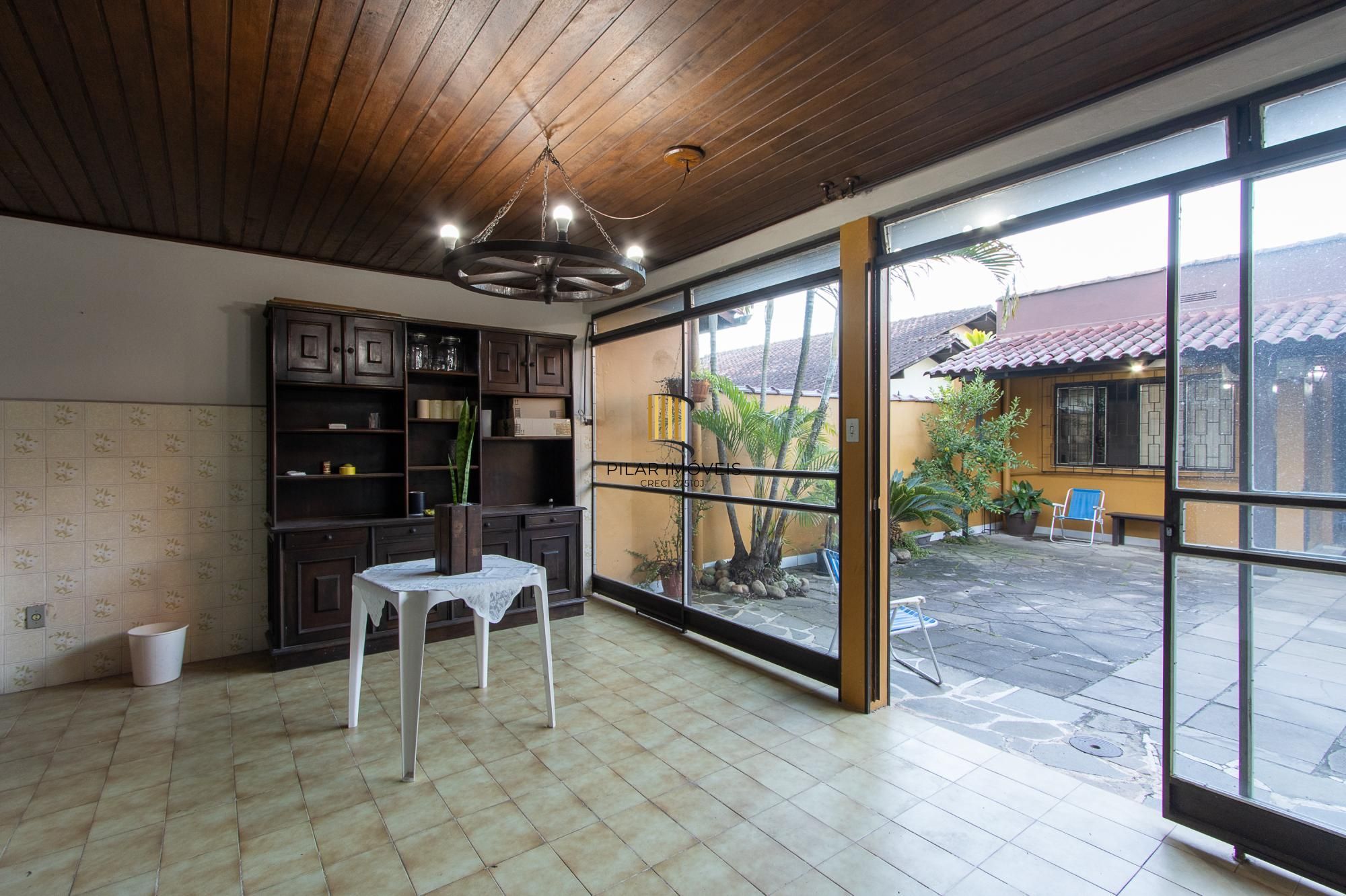 Casa 4 dormitórios no bairro Vila Nova