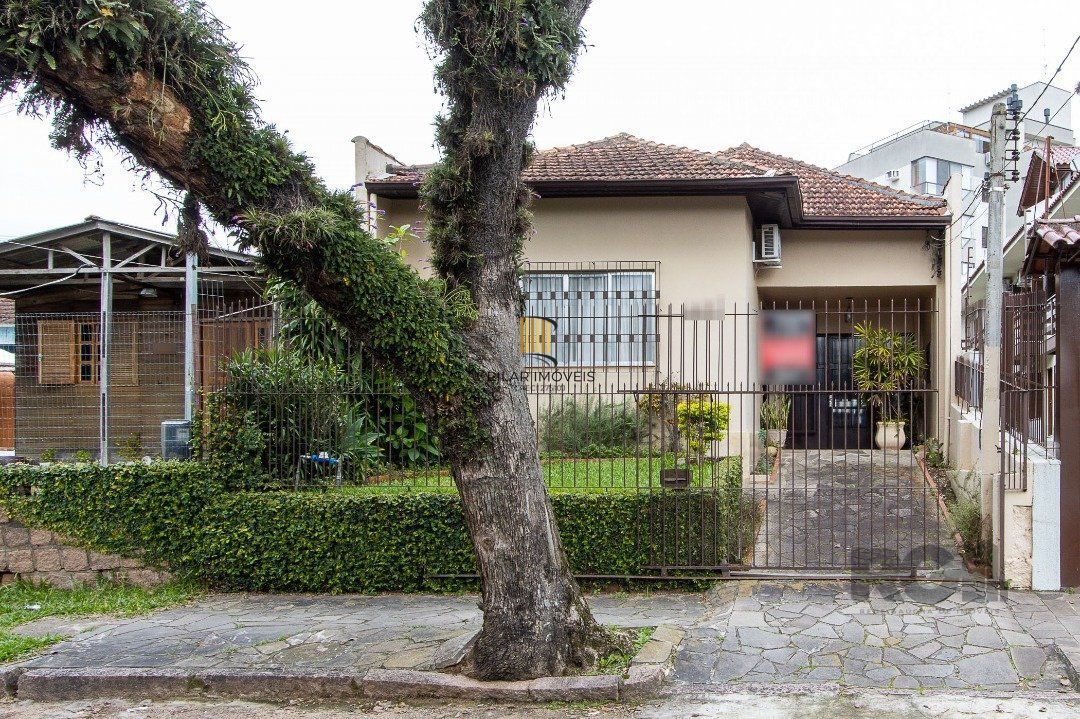Casa térrea, 2 quartos, 2 vagas, edicula com 1 quarto e um banheiro - Bairro Tristeza - Pilar Imóveis