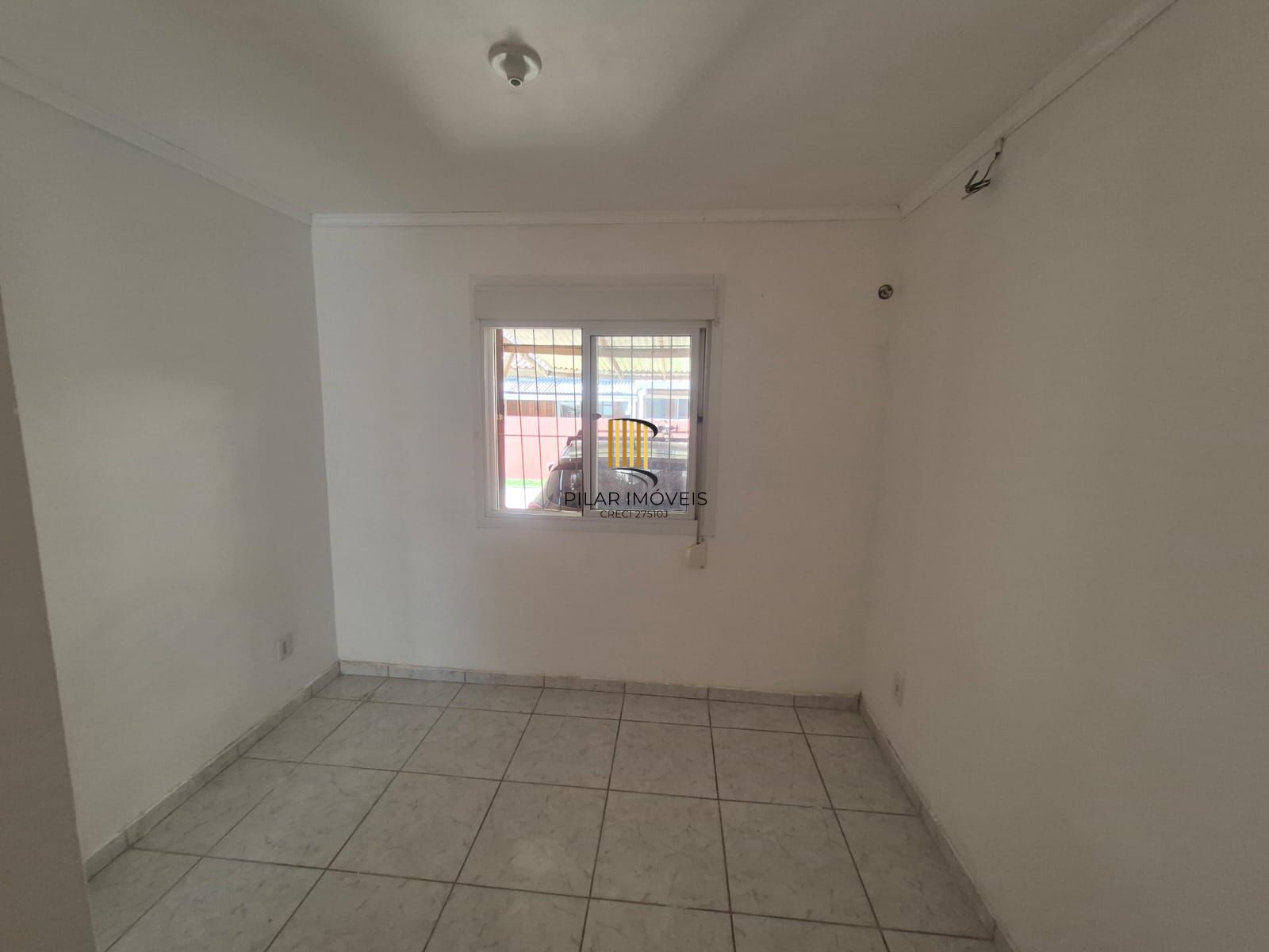 Casa de condomínio, 2 dormitórios, 1 banheiro e 1 vaga de garagem.