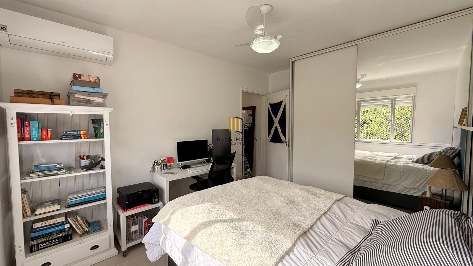 Apartamento reformando, 1 quarto, vaga coberta escriturada - Bairro Camaquã