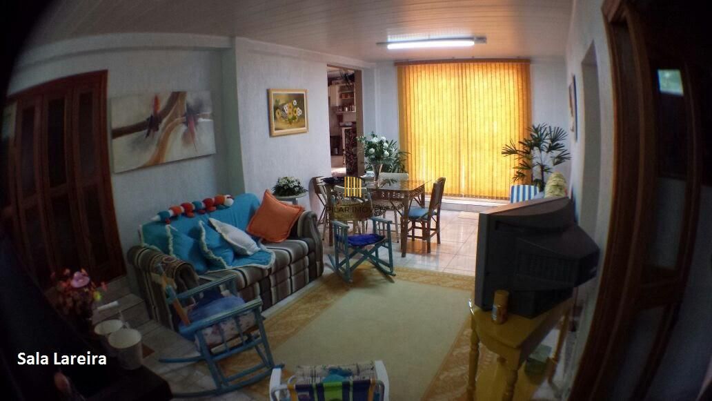 Ótima casa 3 dormitórios sendo 1 suíte e Salão de Festas