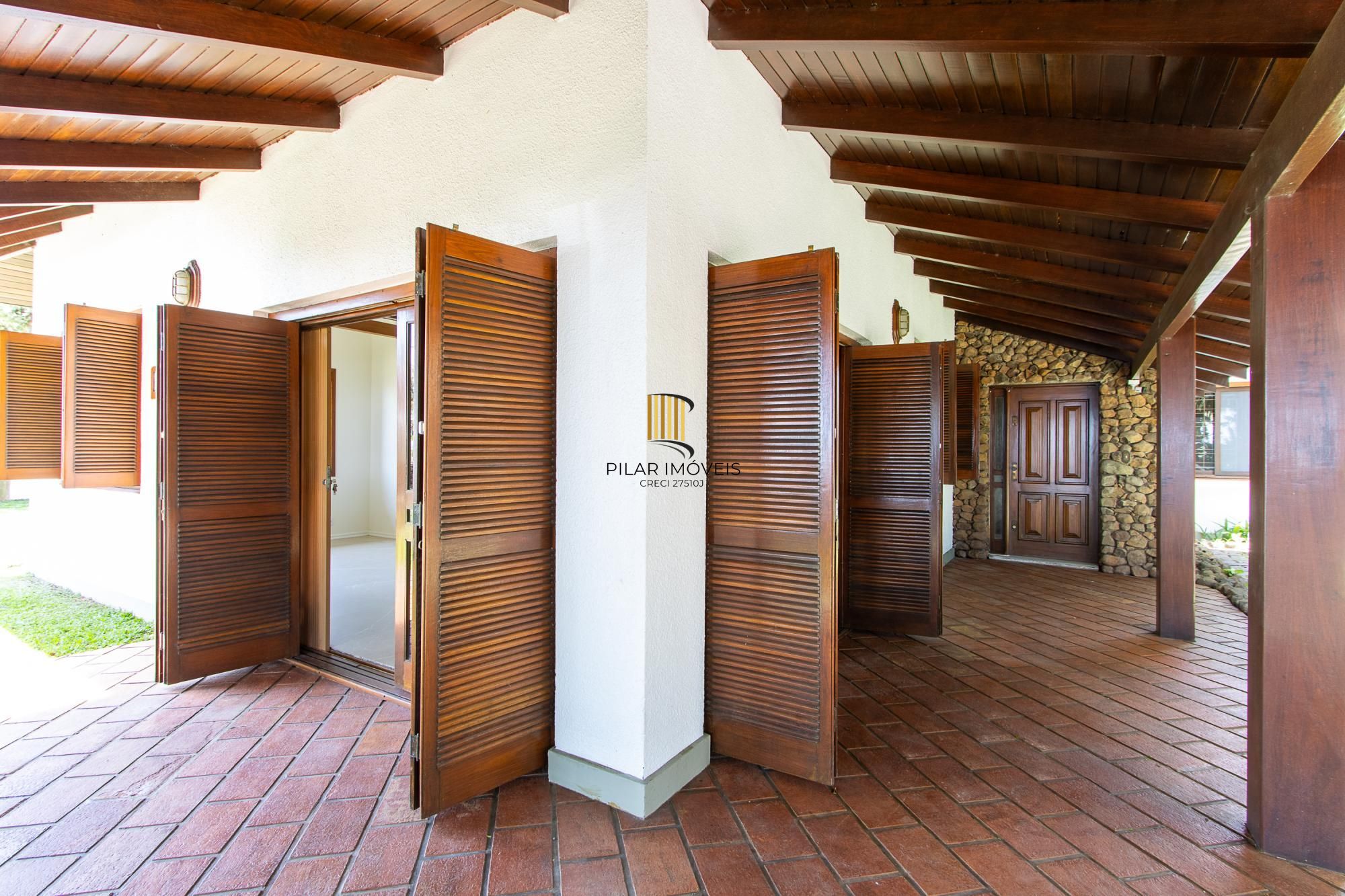 Casa com 2 dormitórios 3 banheiros. lareira e churrasqueira, e com arquitetura moderna.