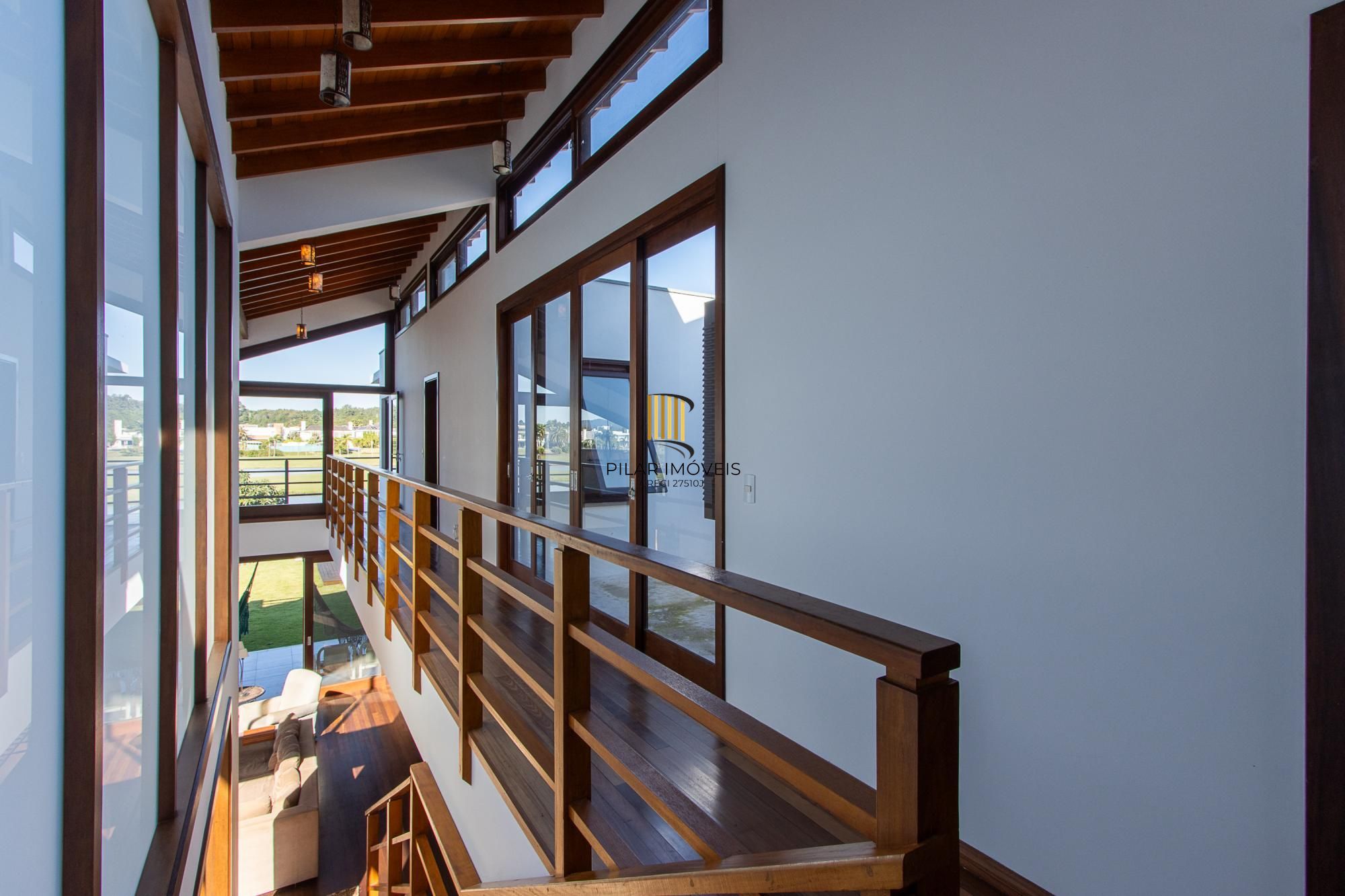 Casa no Condominio Terra Ville.  3 suites, com fundo para o lago.