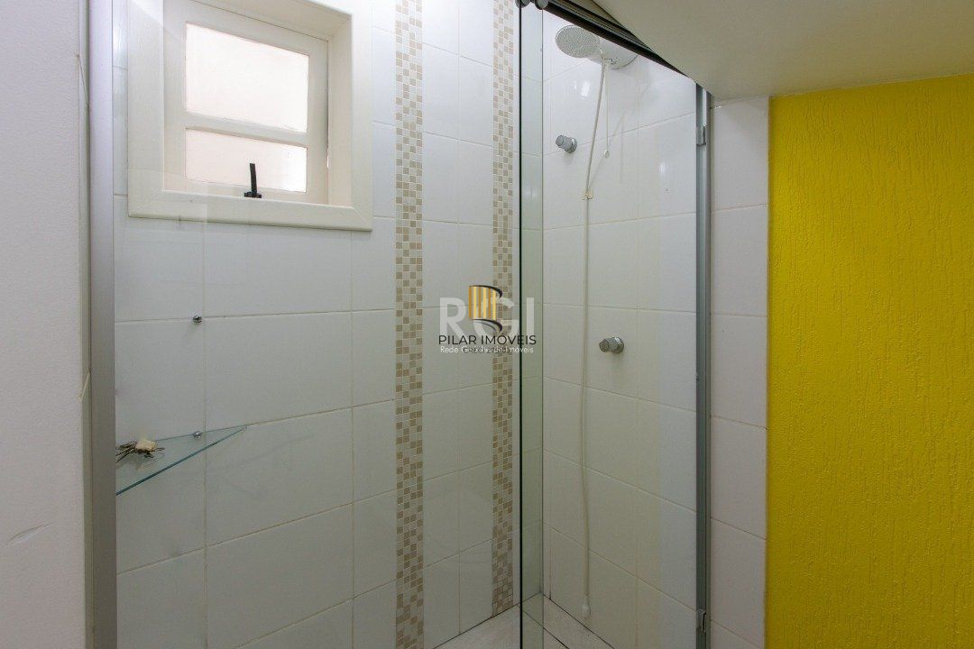 Uma suíte, estar íntimo, living 2 ambientes, lareira, lavabo, cozinha mobiliada,
