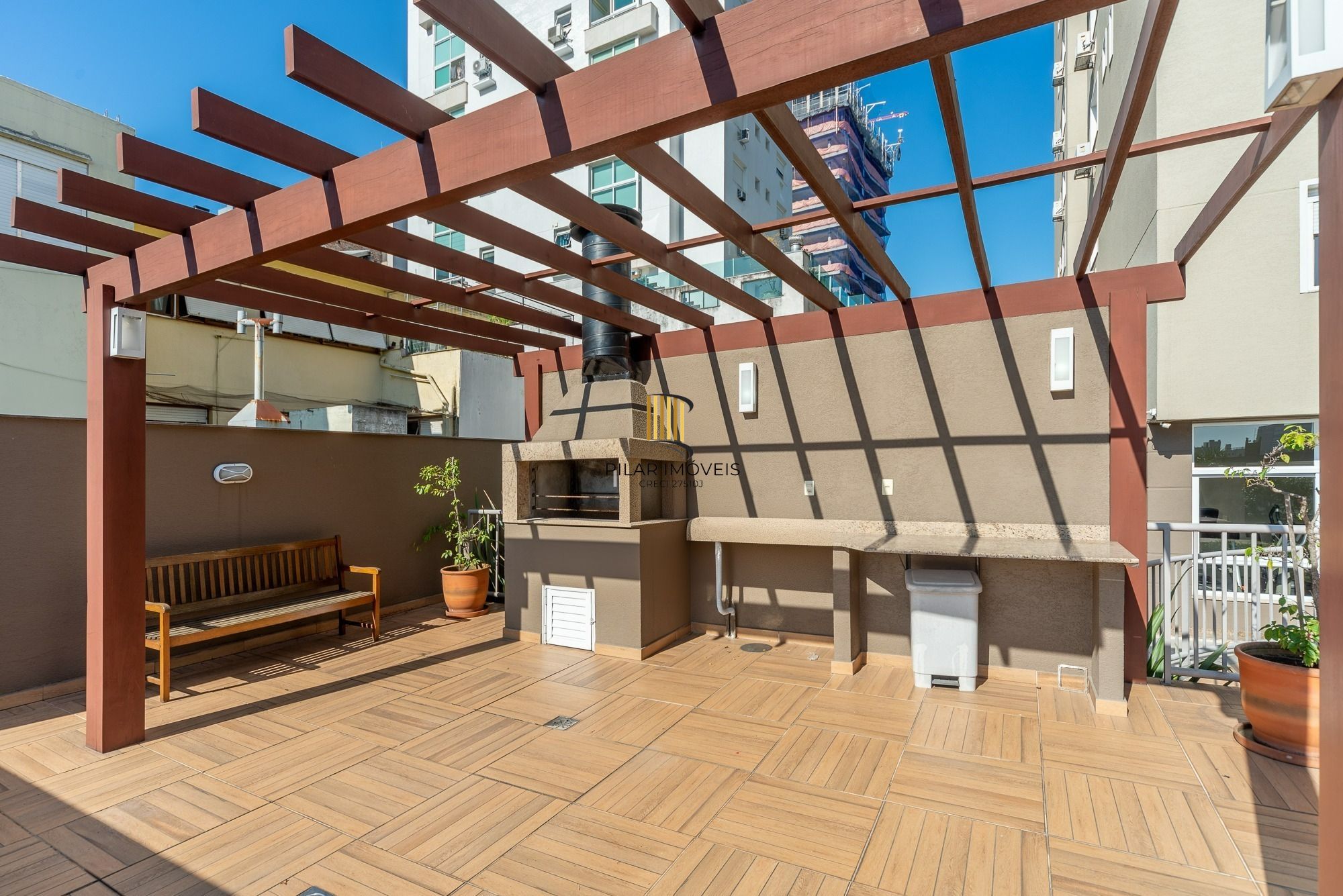 Apartamento semimobiliado, com 94m privativos, 2 suites e 3 vagas de garagem