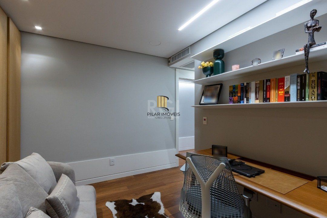 Apartamento mobiliado, com cerca de 256,42m² privativos e com 3 suítes,