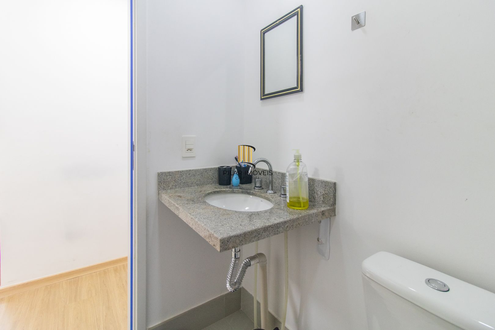 APARTAMENTO SEMIMOBILIADO 2 DORMITÓRIOS SENDO 1 SUÍTE E 1 VAGA ESCRITURADA