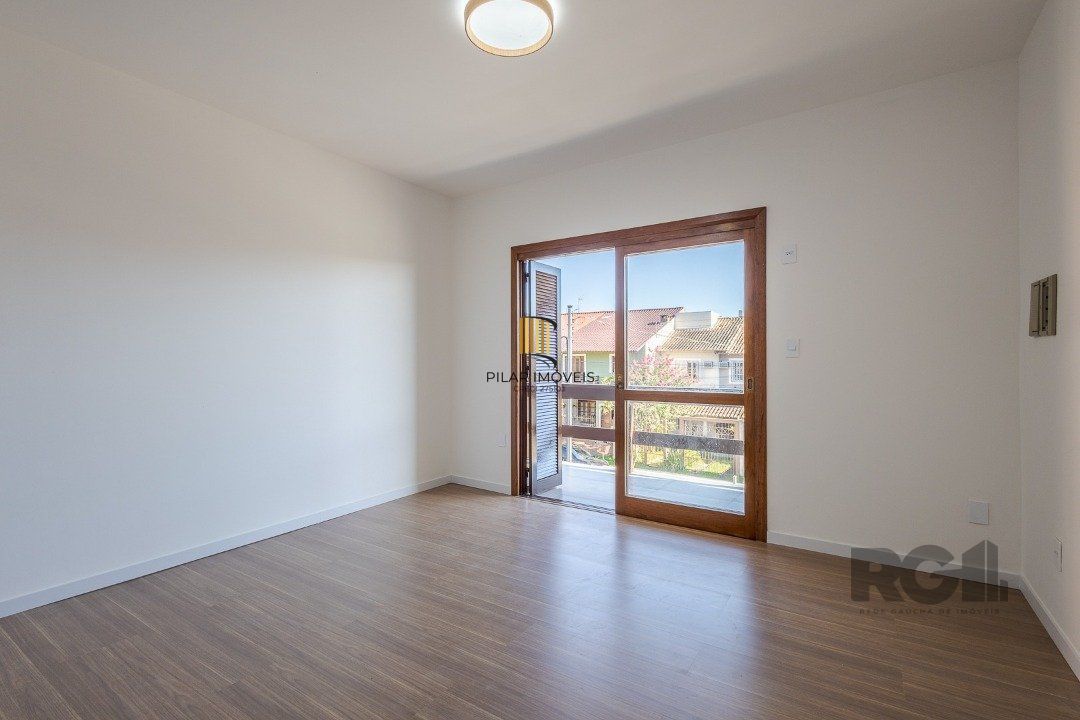Casa 103m² - 3 dormitórios, 1 suíte, piscina, 2 vagas no bairro Hípica