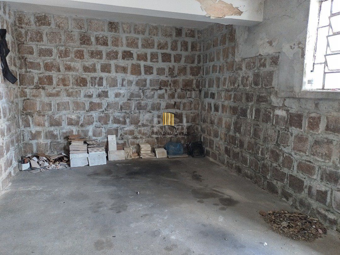 Casa à venda com 3 quartos, 1 vaga e pátio - Bairro Medianeira