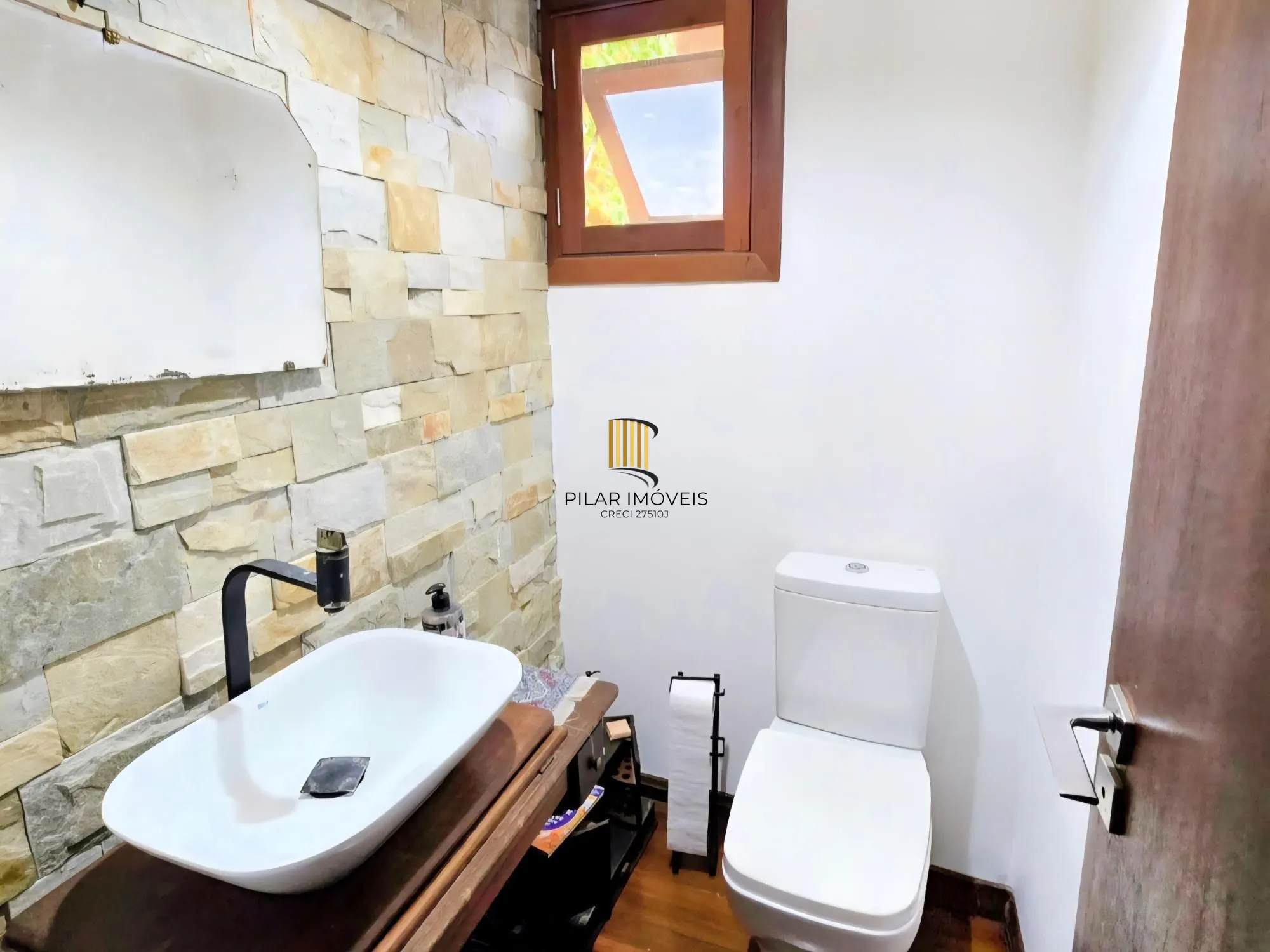 Casa no Condominio Terra Ville.  3 suites, com fundo para o lago.