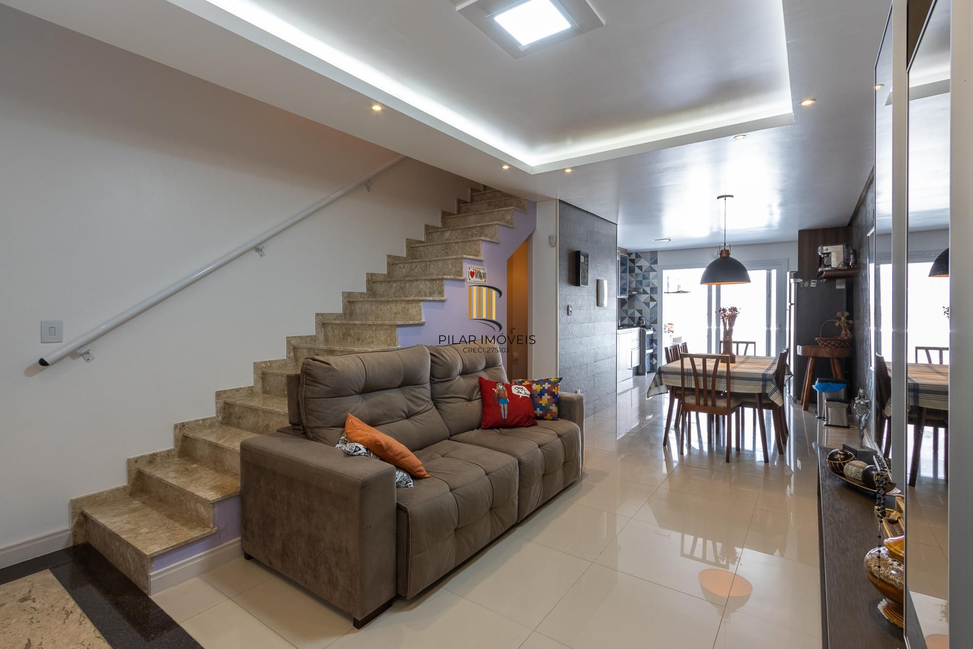 Sobrado com 2 suites e 2 vagas de garagem - Bairro Guarujá