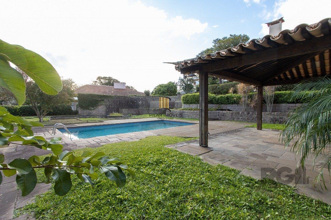 Casa Condomínio a Venda - 880m², 5 dormitórios, sendo 2 suítes, a master com lareira, 4 vagas - Cavalhada