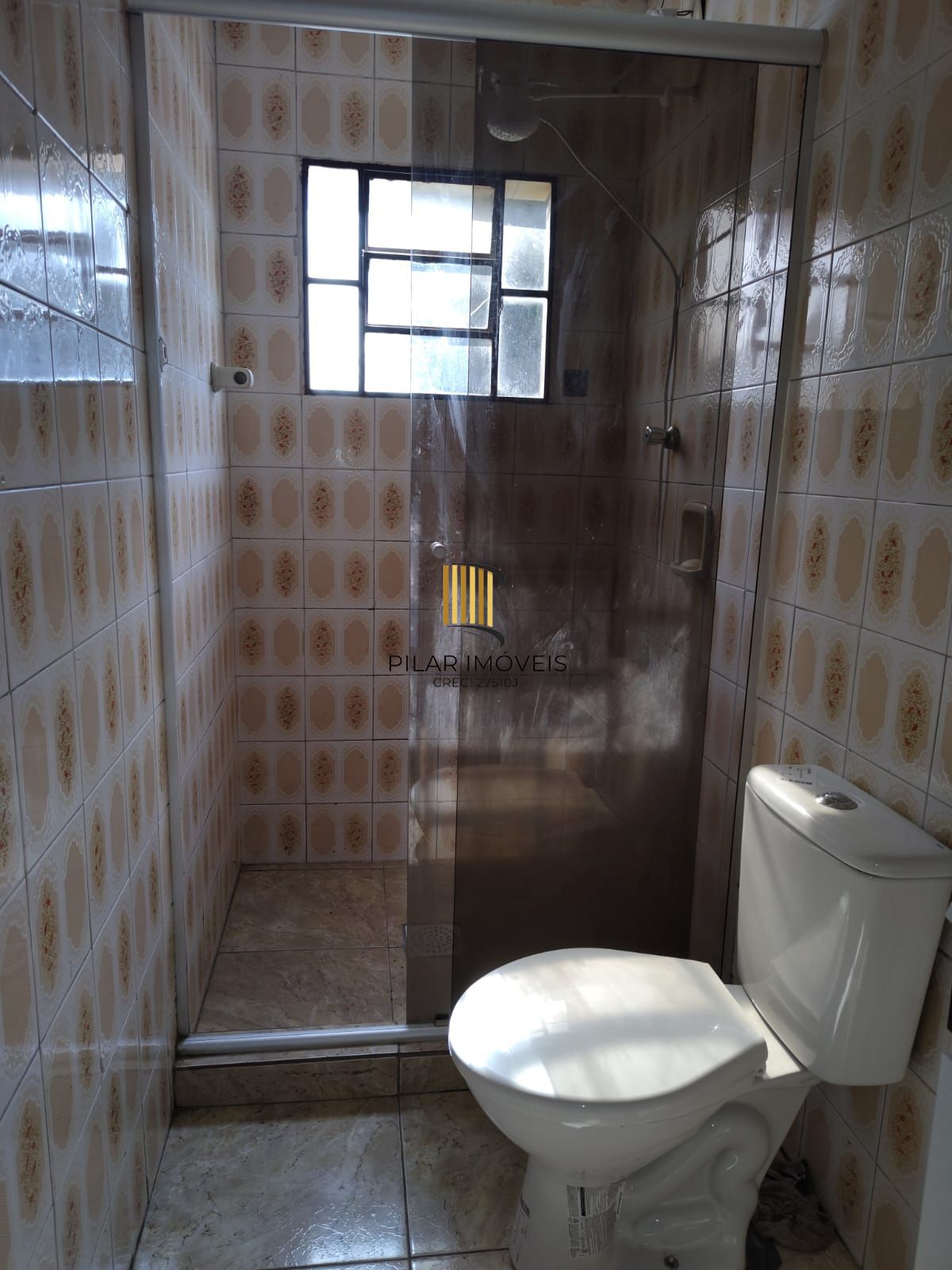 Casa de alvenaria, com 3 quartos, 1 suíte e 3 vagas de garagem.