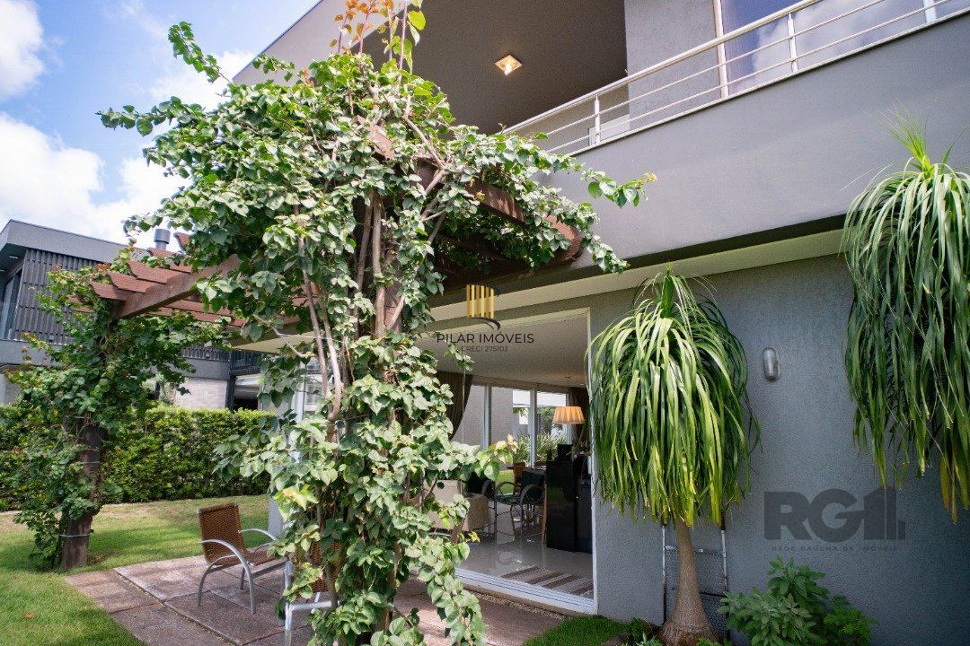Oportunidade Única! Casa em Condomínio à Beira do Lago com 4 Suítes, sendo uma Térrea e uma Suíte Master Espetacular!