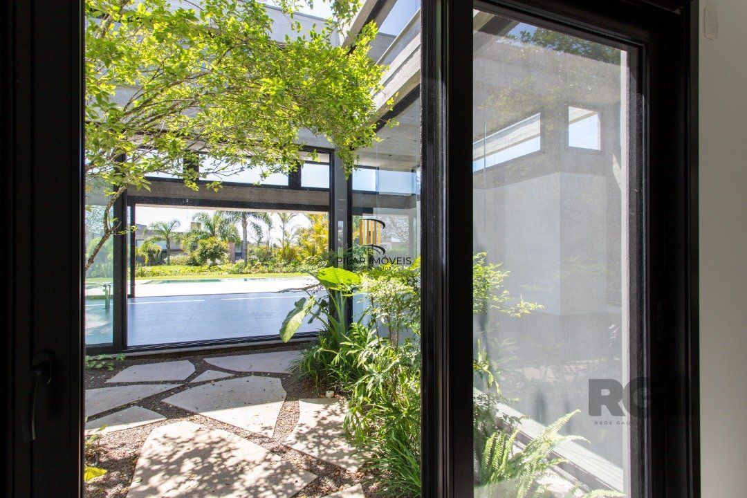 A Casa Le Mans, uma residência térrea de esquina com 389,48m2 de área coberta