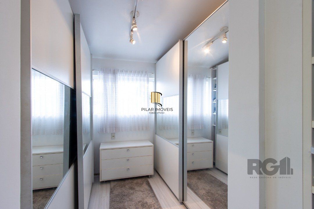 Casa em condominio . com 6 suites, sendo 3 suítes master com closet e hidro.