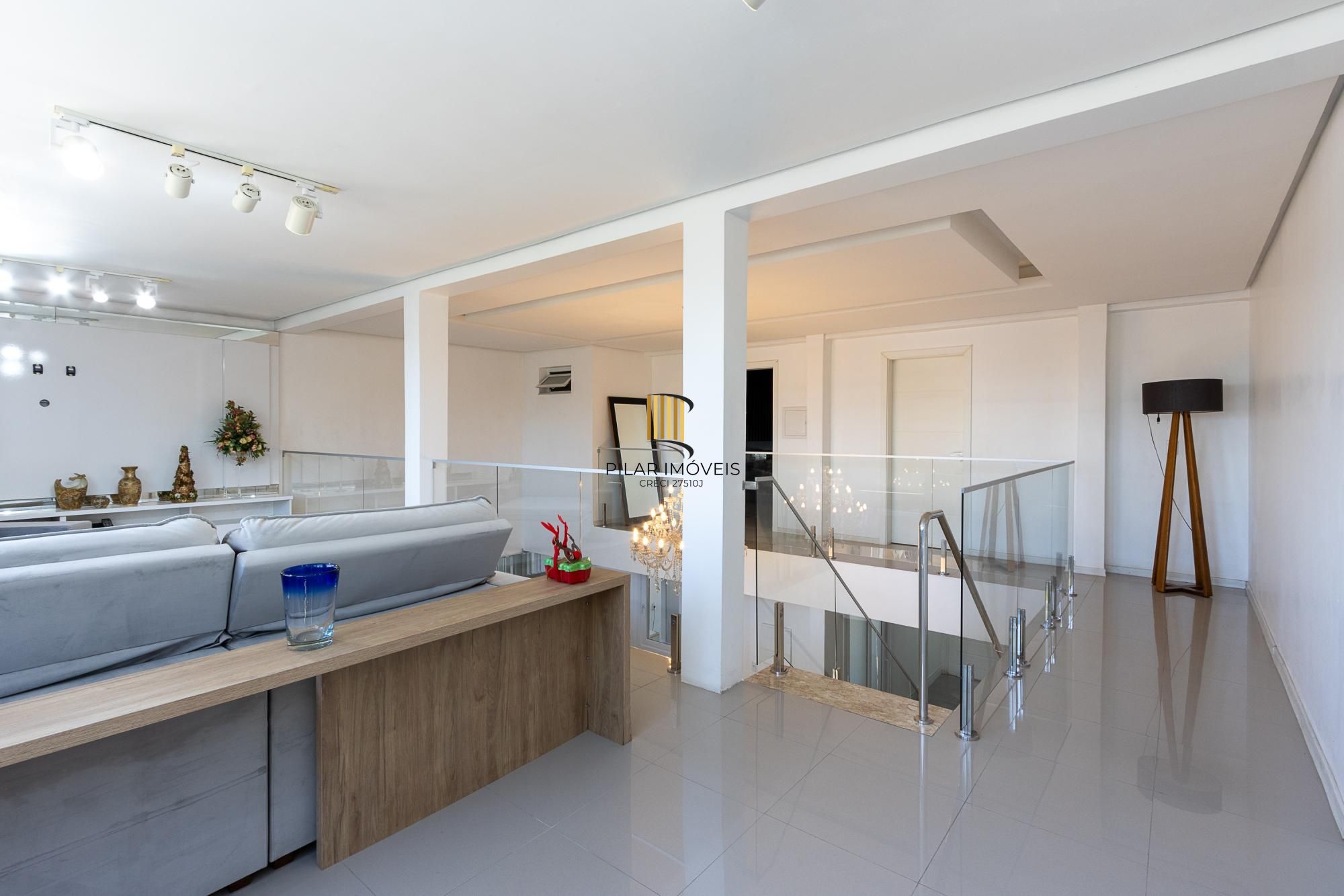 Excelente casa de 3 dormitórios, 3 suítes e 2 vagas no bairro Cavalhada.