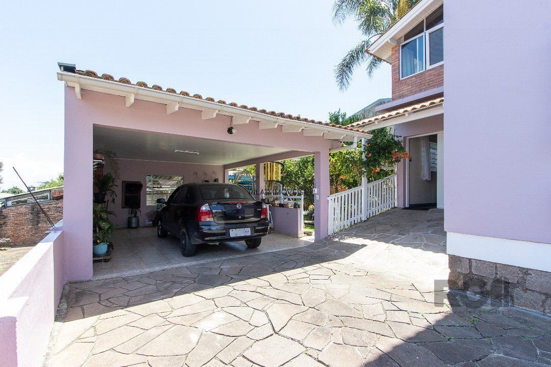 Casa com 4 quartos, suíte, churrasqueira, lareira, garagem coberta e lindo jardim.