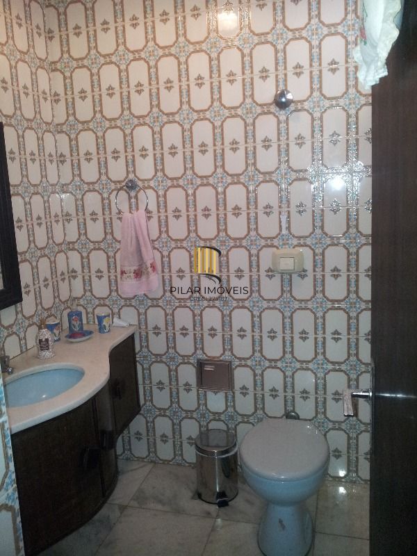 Casa para Venda - 400m², 3 dormitórios, sendo 1 suites, 2 vagas - Cristal