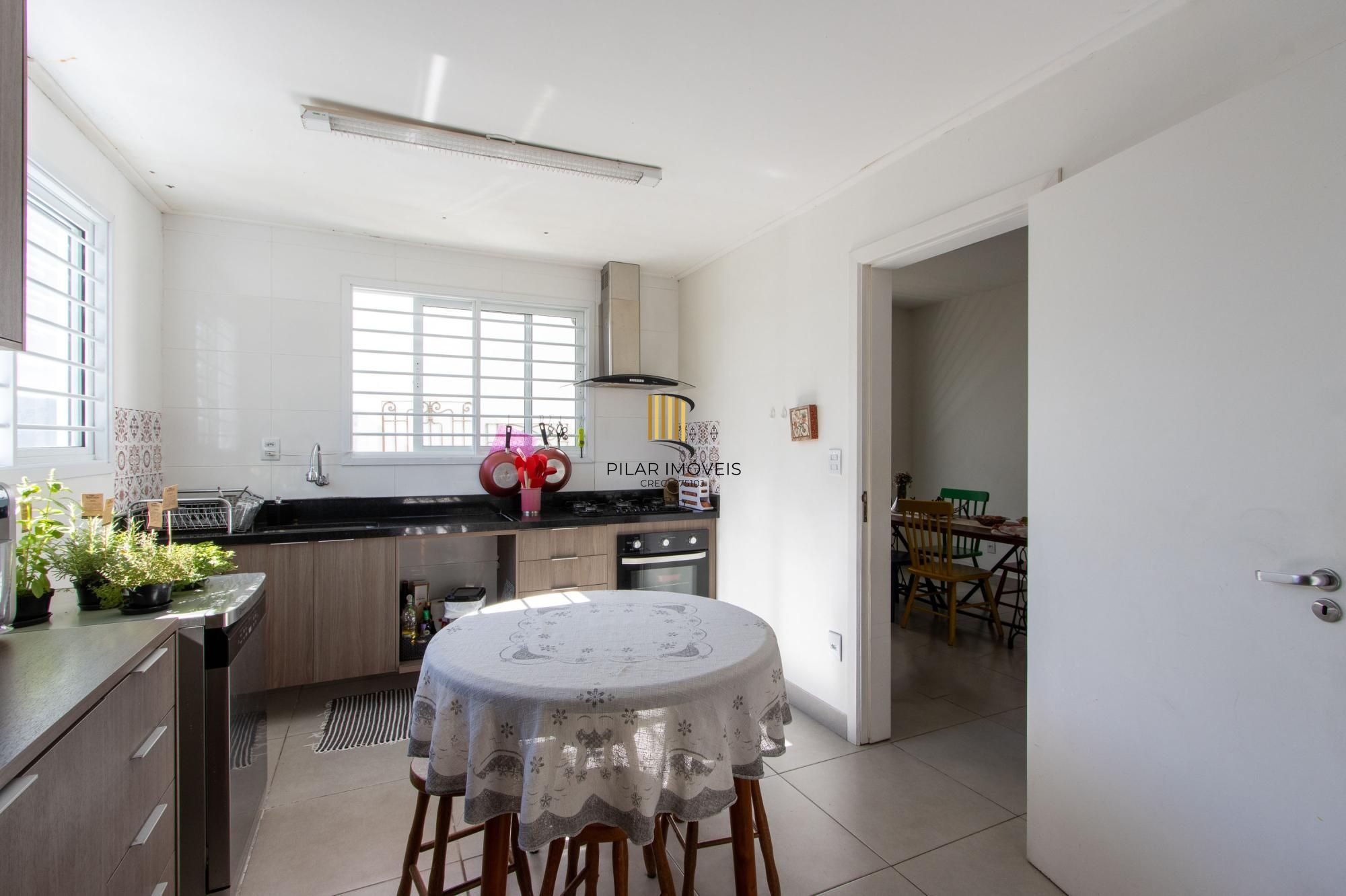 Casa 3 Dormitórios no Bairro Tristeza com 2 Vagas de Garagem