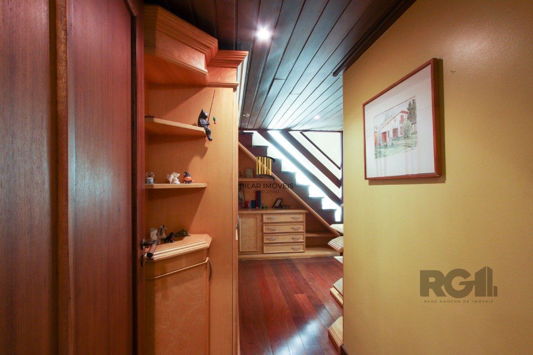 Casa com 4 dormitórios, sendo 1 suíte, com 2 vagas cobertas, no bairro Nonoai, Porto Alegre, RS