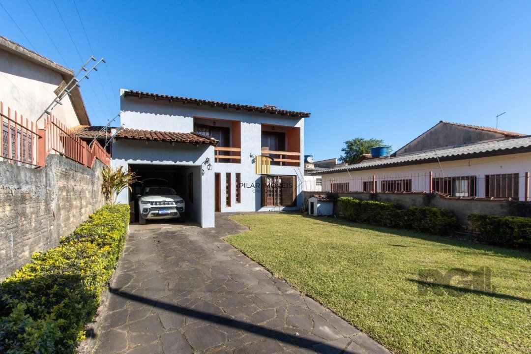 Casa para Venda - 300m², 3 dormitórios, sendo 1 suites, 4 vagas - Tristeza