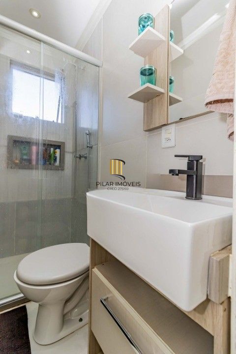 Casa de 3 dormitórios, em condomínio fechado na zona sul de Porto Alegre,  com lareira, churrasqueira e vaga de garagem.