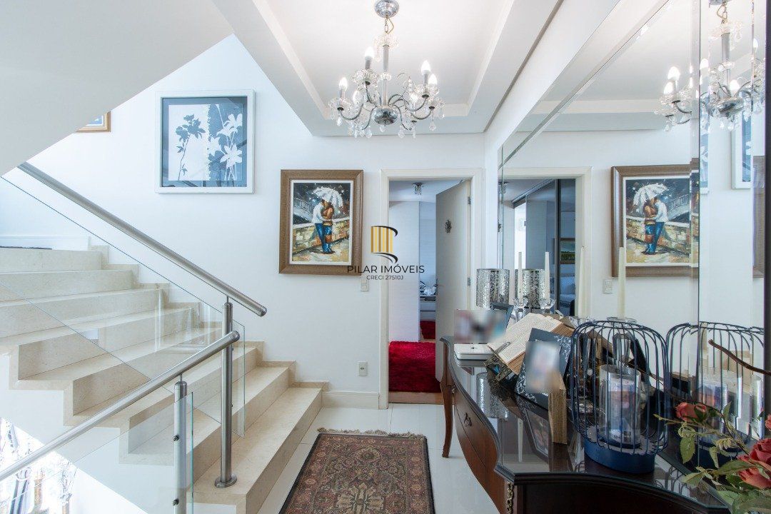 Casa em condominio . com 6 suites, sendo 3 suítes master com closet e hidro.