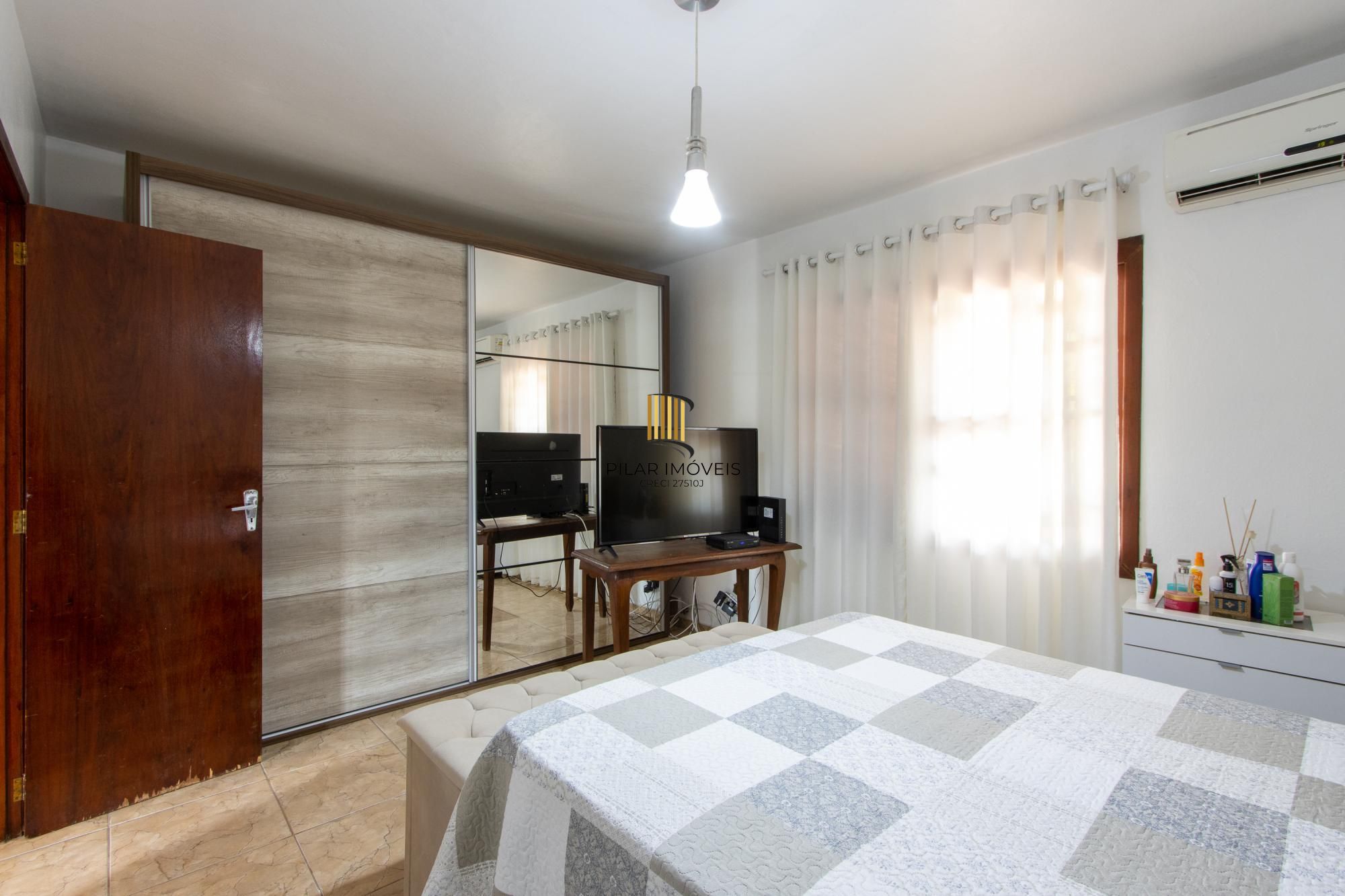 Casa em Vila Nova, Porto Alegre! Com 160m² de área privativa e um total de 899m²